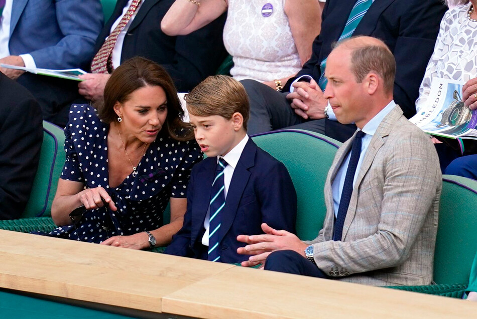 Кэтрин, герцогиня Кембриджская, принц Джордж Кембриджский и принц Уильям, герцог Кембриджский, приняли участие в финале Уимблдонского мужского одиночного разряда во Всеанглийском клубе лаун-тенниса и крокета - 10 июля 2022 года в Лондоне, Англия